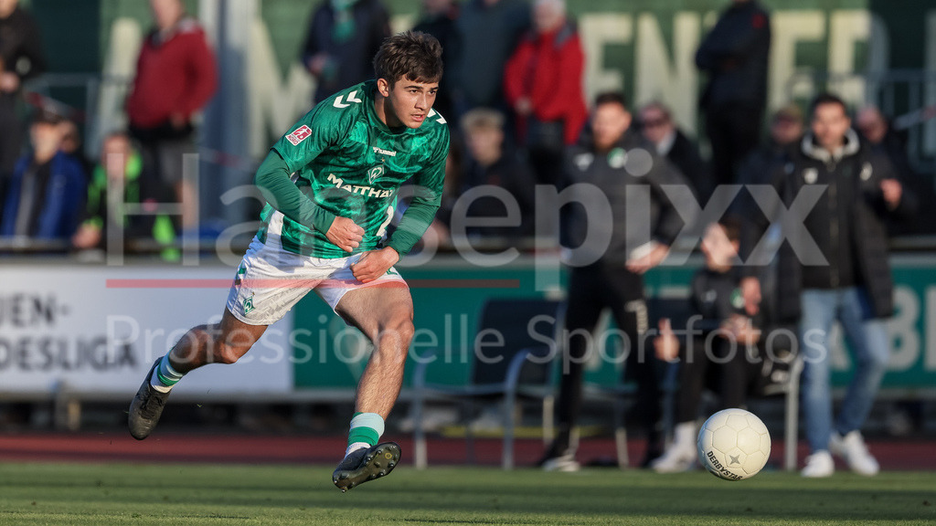 Fussball, Regionalliga Nord, SV Werder Bremen II - VfB Lübeck | v.li.: Ethan Kohler (SV Werder Bremen II, 28) am Ball, Freisteller, Einzelbild, Ganzkörper, Aktion, Action, Spielszene