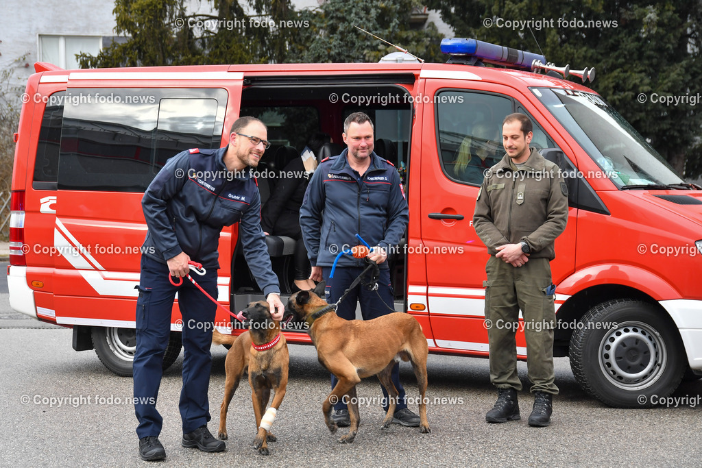 Feuerwehr Traun_ Empfang Rettungshunde Erdbebeneinsatz Türkei_ 17.02.2023-17 | 17.02.2023, Traun, AUT, Feuerwehr Traun, Empfang Rettungshunde Erdbebeneinsatz Tuerkei, im Bild Eintreffen der Rettungshundefuehrer mit den Hunden, Markus Gruber mit Boom und Gerald Schmidberger mit Action