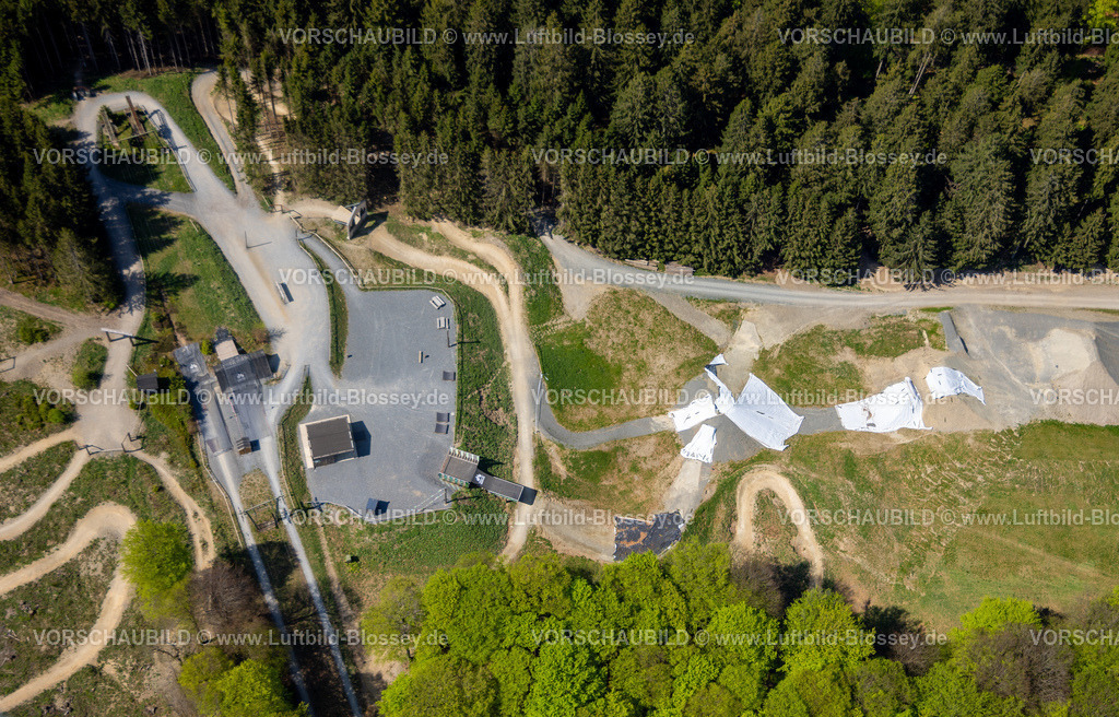 Schmallenberg240505092GreenHillBikePark | Luftbild, Green Hill Bikepark, Mountainbike-Trail am Ortsteil Gellinghausen, und Seilbahn Lift, umgeben von Wald, Gellinghausen, Schmallenberg, Sauerland, Nordrhein-Westfalen, Deutschland