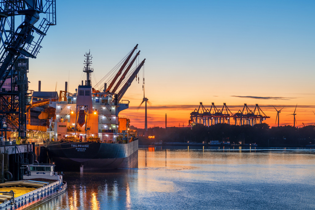 10260110 - Blaue Stunde im Hamburger Hafen | Wunderbare Lichtstimmung zur blauen Stunde im Hamburger Hafen.
