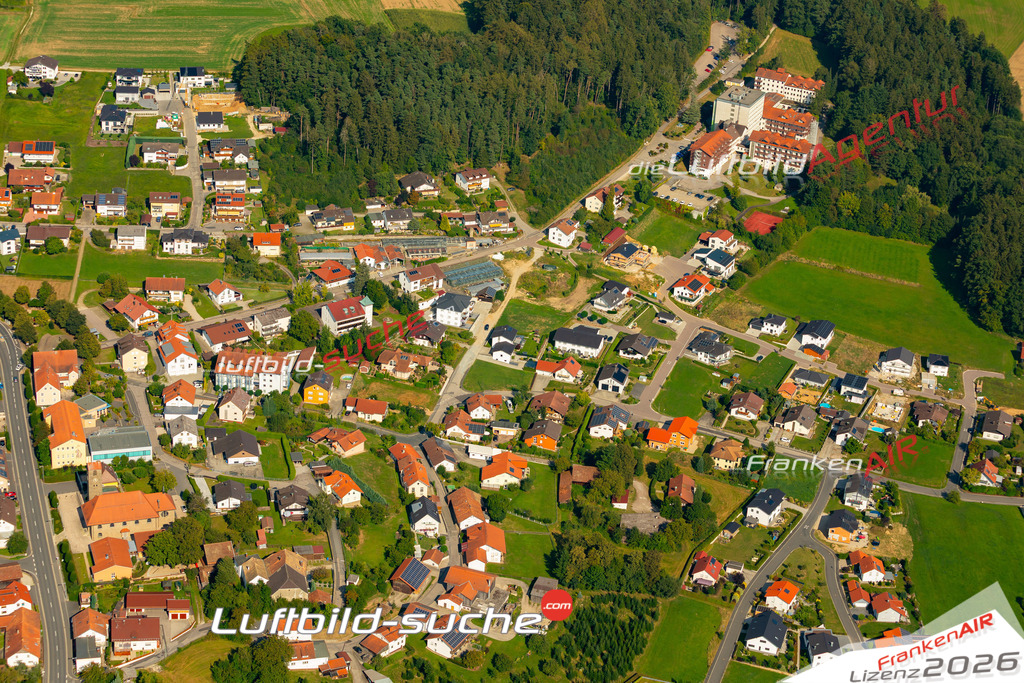 Das Luftbild zeigt : Windischbergerdorf Cham - Die Luftaufnahme wurde 2024 vom UL-Flugzeug aus erstellt ( keine Drohne ) - Hochauflösende Luftaufnahme - Für grossformatige Ausdrucke geeignet. Die Geschenkidee !Mit Lizenz und Bildrechte bestellbar