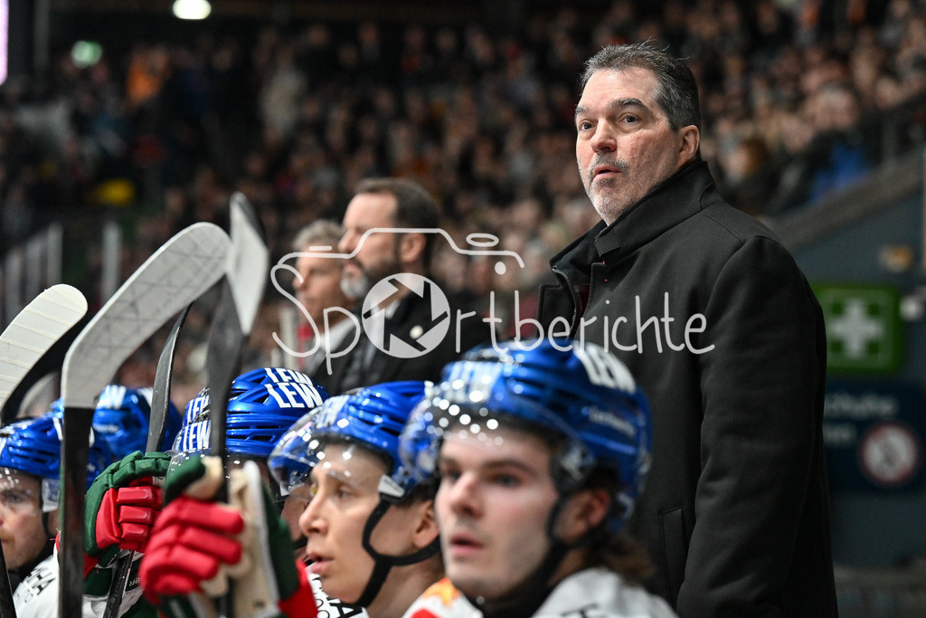 Löwen Frankfurt -Augsburger Panther | Im Bild ein enttaeuschter Larry MITCHELL Headcoach Augsburger Panther / freisteller / Einzelfoto / DEL: Loewen Frankfurt - Augsburger Panther, Eissporthalle Frankfurt am 14.02.2025
