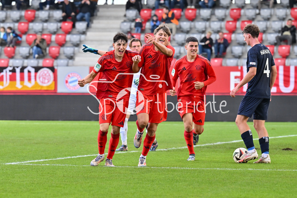 FC Bayern München U19 - SpVgg Unterhaching U19 | Jubel der Bayern nach dem Treffer zum 2-1 durch Magnus DALPIAZ (FC Bayern München U19 #2) / Freude / Happy / Tor / Torschuetze