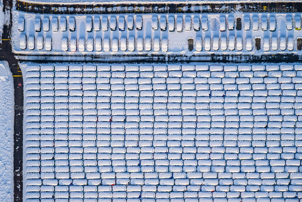 Hamburg_BLG_Parkplatz_verschneit_Winter_Schnee_ELS_3187050126 | HAMBURG 05.01.2026 Winterlich schneebedeckte Senkrecht- Luftbild aus der Satelliten- Perspektive vom Automobile - Personenkraftwagen auf den Abstellflächen im Freigelände am BLG - Autoterminal in Hamburg, Deutschland. Weiterführende Informationen bei: BLG LOGISTICS GROUP. // Wintry snowy vertical aerial view from the satellite perspective of the automobiles - cars on the parking spaces in the outdoor area on BLG - Autoterminal in Hamburg, Germany. Further information at: BLG LOGISTICS GROUP. Foto: Martin Elsen