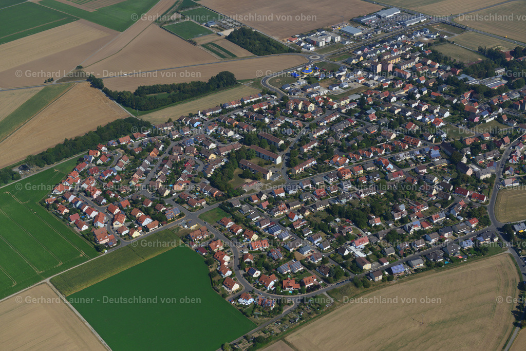 3650515 | GIEBELSTADT 13.09.2016 Wohngebiet einer Einfamilienhaus- Siedlung am Rande von landwirtschaftlichen Feldern in Giebelstadt im Bundesland Bayern, Deutschland // Single-family residential area of settlement on the edge of agricultural fields in Giebelstadt in the state Bavaria, Germany Foto: Gerhard Launer