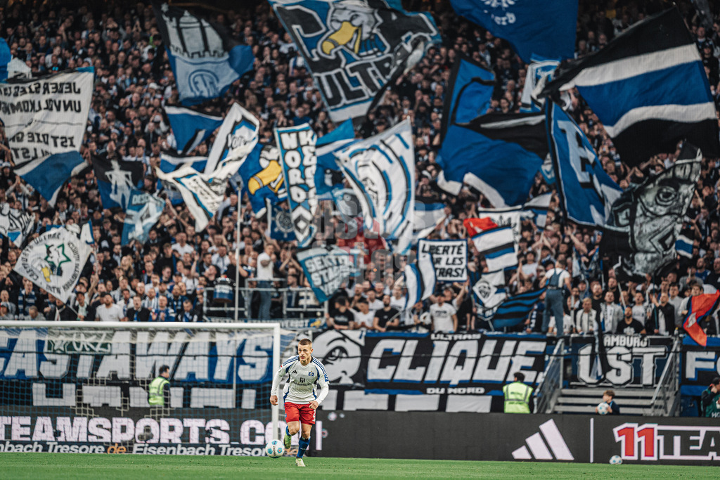 Fußball | Männer | Saison 2024/2025 | 2. Fußball-Bundesliga | 27. Spieltag | Hamburger SV vs. SV 07 Elversberg | 28.03.2025 | Miro Muheim (#28, HSV) vor der vollen Nordtribüne