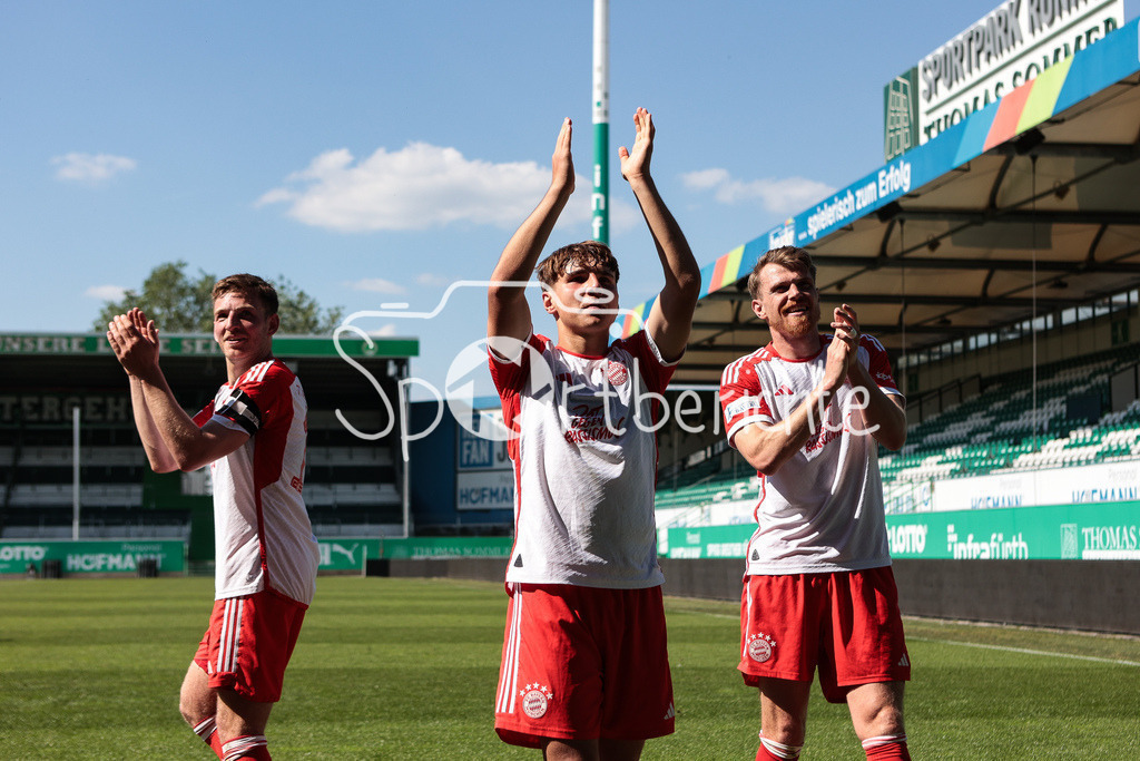 SpVgg Greuther Fürth II - FC Bayern Amateure | Die Spieler der FC Bayern Amateure feiern zusammen mit den Fans den 1-2 Auswaertssieg bei der SpVgg Greuther Fuerth II /  Timo KERN (FCB #10)  / Max SCHOLZE (FCB #2) / Steve BREITKRUEZ (FCB #26)