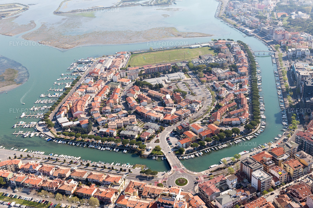 Aerial view: View of the town in Grado in the state Gorizia, Italy. – Photo: IMG_098080.jpg taken on 04/03/2017 by Werner Riehm/FLY-FOTO.com – Resolution of the original: 5472 x 3648 px