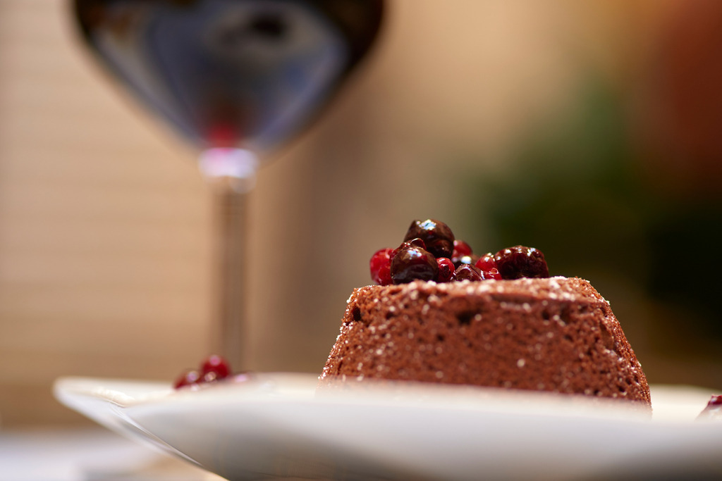 Schokoladekuchen mit roten Beeren | Cortona, Italien - August 29, 2016: Residenza Storica Dolce Maria; Schokoladekuchen mit roten Beeren. - Realisiert mit Pictrs.com