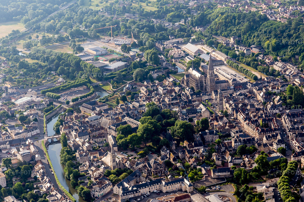 Luftbild: Stadtansicht am Ufer des Flußverlaufes des Loir in Vendôme im Bundesland Loir-et-Cher in Frankreich. Foto: IMG_101108.jpg vom 24.06.2017 durch Werner Riehm/FLY-FOTO.de