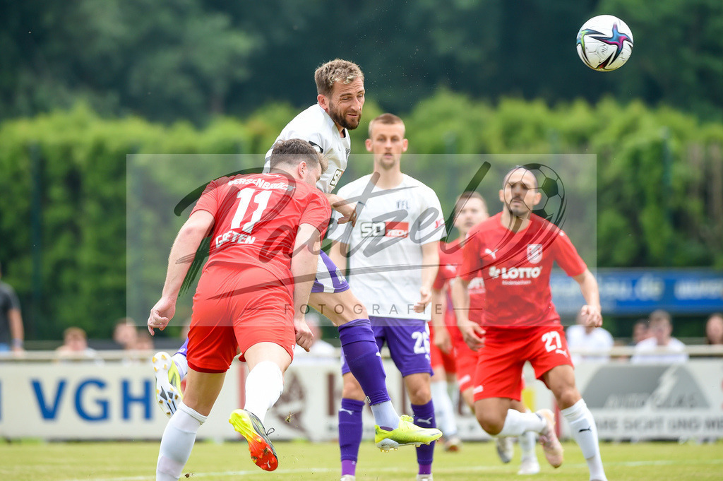 BSBOSN_20210626_0034 | Fussball, Herren: Patrick Greten (TuS Bersenbrueck) und Marc Heider (VfL Osnabrueck) im Zweikampf beim Testspiel zwischen TuS Bersenbrueck und VfL Osnabrueck im Hasestadion am 26.06.2021 in Bersenbrueck, Deutschland. - Realisiert mit Pictrs.com
