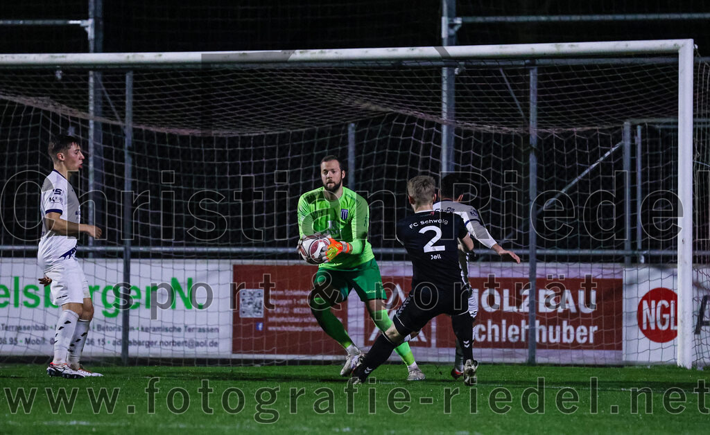 2024-03-15_090_FC_Schwaig_gegen_1_FC_Garmisch-Partenkirchen | Oberding, Deutschland, 15.03.2024:
Fußball, Landesliga Südost 2023 / 2024, 25. Spieltag, FC Schwaig gegen 1. FC Garmisch-Partenkirchen, Endergebnis: 4:0

Torwart David Salcher (1. FC Garmisch-Partenkirchen, #1), Tobias Jell (FC Schwaig, #2), Sandu Poplacean (1. FC Garmisch-Partenkirchen, #23)

Foto: Christian Riedel / fotografie-riedel.net