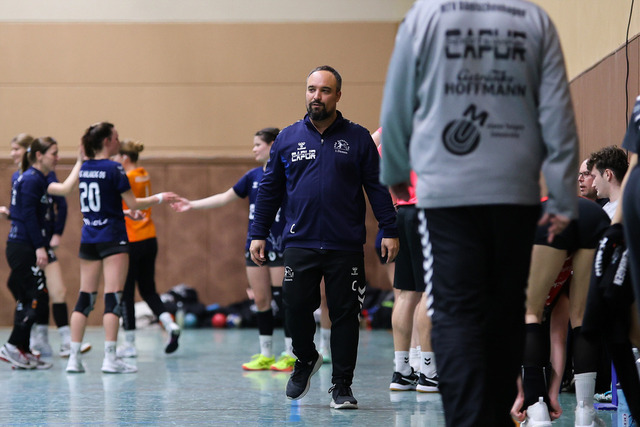 Handball I Damen I Saison 2025-2026 I Verbandsliga Süd I HSG Kalkberg 06 - MTV Dänischenhagen I 14.12.2025.207 | Benjamin Busch (Trainer, HSG Kalkberg 06) - Realisiert mit Pictrs.com