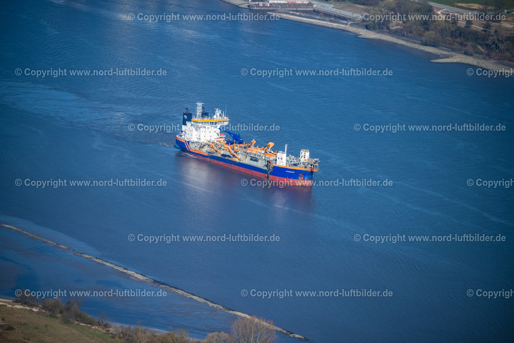 Saugbagger_Utrecht_Auf_Der_Elbe_Vor_Wedel_ELS_2159060423 | WEDEL 06.04.2023 Schiff - Spezialschiff des Saugbaggers Utrecht ( IMO: 9125956, MMSI: 245601000 ) in Fahrt auf der Elbe in Wedel im Bundesland Schleswig-Holstein, Deutschland. // Ship - special ship of the suction dredger Utrecht ( IMO: 9125956, MMSI: 245601000 ) in motion on the Elbe in Wedel in the state Schleswig-Holstein, Germany. Foto: Martin Elsen
