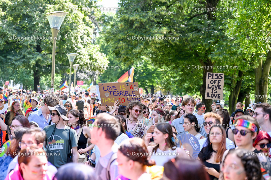 Linzpride 2024_ 06.07.2024-100 | 06.07.2024, Linz, AUT, Linzpride 2024, im Bild Teilnehmer an der Linz Pride 2024