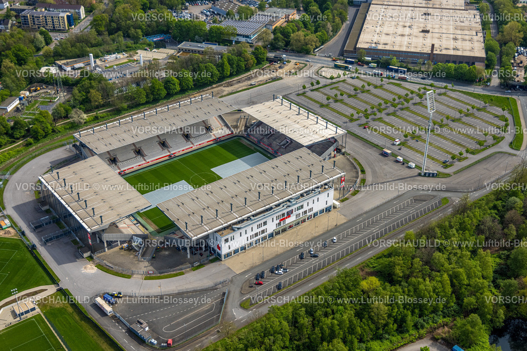 Essen240400485 | Luftbild, FußballStadion an der Hafenstraße des Clubs Rot-Weiss Essen, Plane mit Schutz und Pflege auf dem Rasen, Essen, Ruhrgebiet, Nordrhein-Westfalen, Deutschland