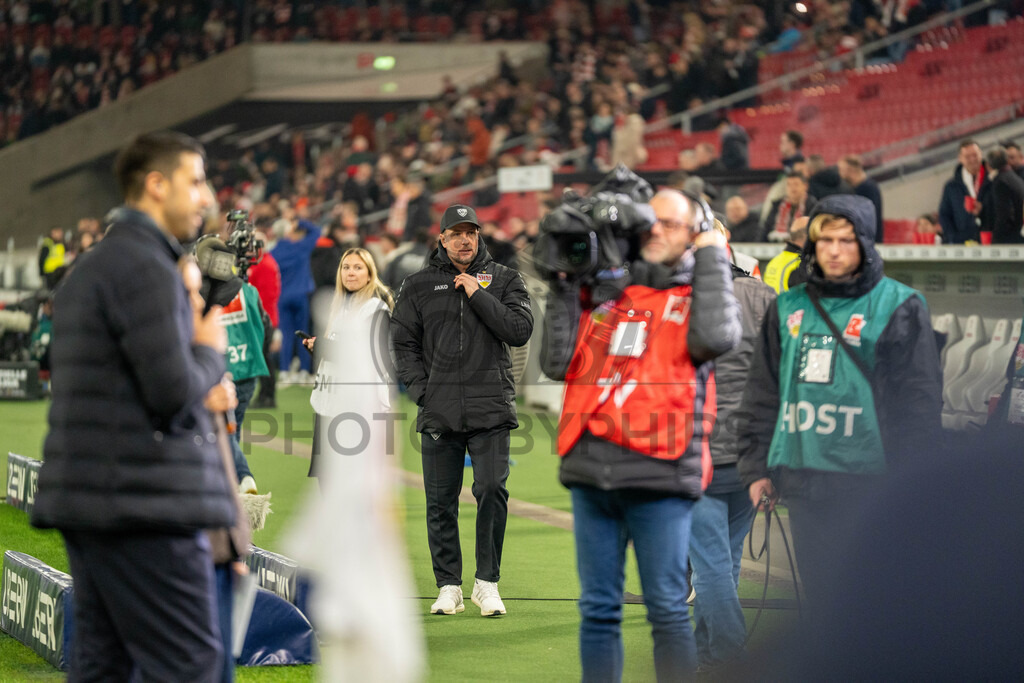 VfB Stuttgart vs. RB Leipzig, Fussball, 1. Bundesliga, 26. Spieltag, 15.03.2026 | Sebastian Hoeness (Trainer VfB Stuttgart) vor dem Interview,VfB Stuttgart vs. RB Leipzig, Fussball, 1. Bundesliga, 26. Spieltag, 15.03.2026Foto: photosbyphips/Philip Ziegler