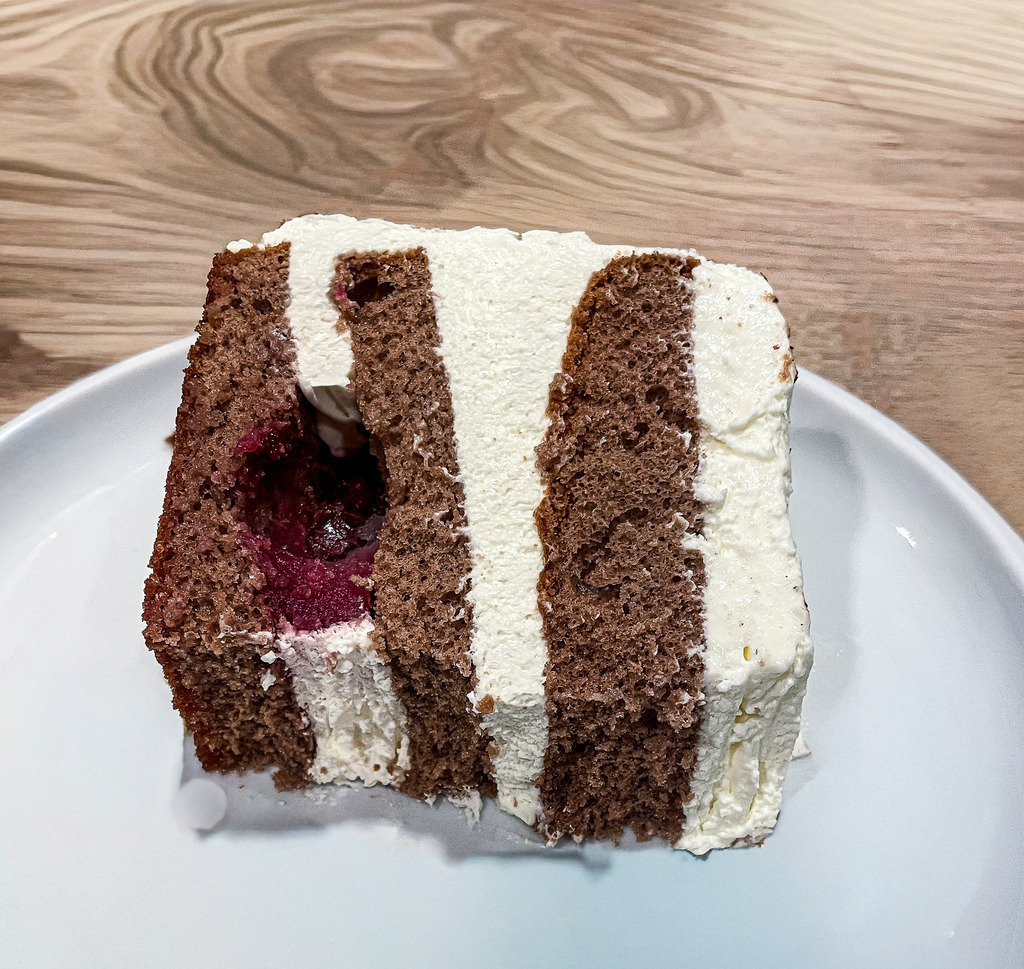 Kaffeehaus-Tradition: Ein Stück Schwarzwälder Kirschtorte im Makro | Der absolute Klassiker der deutschen Backkunst als stilvolles Food-Wandbild. Diese hochaufgelöste Makroaufnahme fängt die saftigen Schokoladenböden, die luftige Sahne und die fruchtige Kirschfüllung einer traditionellen Schwarzwälder Kirschtorte perfekt ein. Ein appetitlicher Eyecatcher und die perfekte Wanddekoration für Küchen, Esszimmer, Cafés oder Backstuben. Handfotografiert von Robert Steinke. - Realisiert mit Pictrs.com