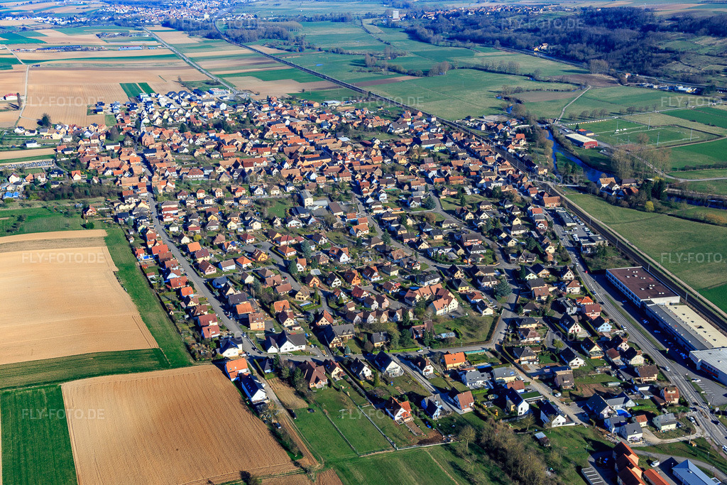 Luftbild: Ortsansicht von Westen in Schwindratzheim im Bundesland Bas-Rhin in Frankreich. – Foto: IMG_097585.jpg vom 16.03.2017 durch Werner Riehm/FLY-FOTO.de – Auflösung des Originals: 5472 x 3648 px