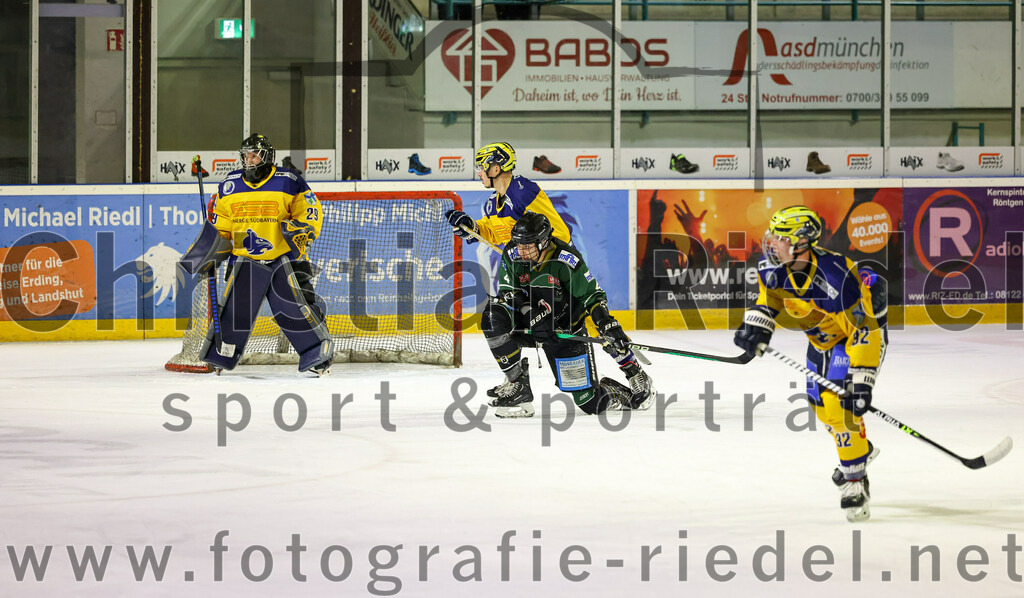 2022-10-30_062_TSV_Erding_gegen_ESC_Riverrats_Geretsried | Erding, Deutschland, 30.10.2022:
Eishockey, Bayernliga 2022 / 2023, 9. Spieltag, TSV Erding gegen ESC Riverrats Geretsried, Endergebnis: 3:5

Torwart Johanna May (ESC Riverrats Geretsried, #29), Luis Huber (ESC Riverrats Geretsried, #32)

Foto: Christian Riedel / fotografie-riedel.net