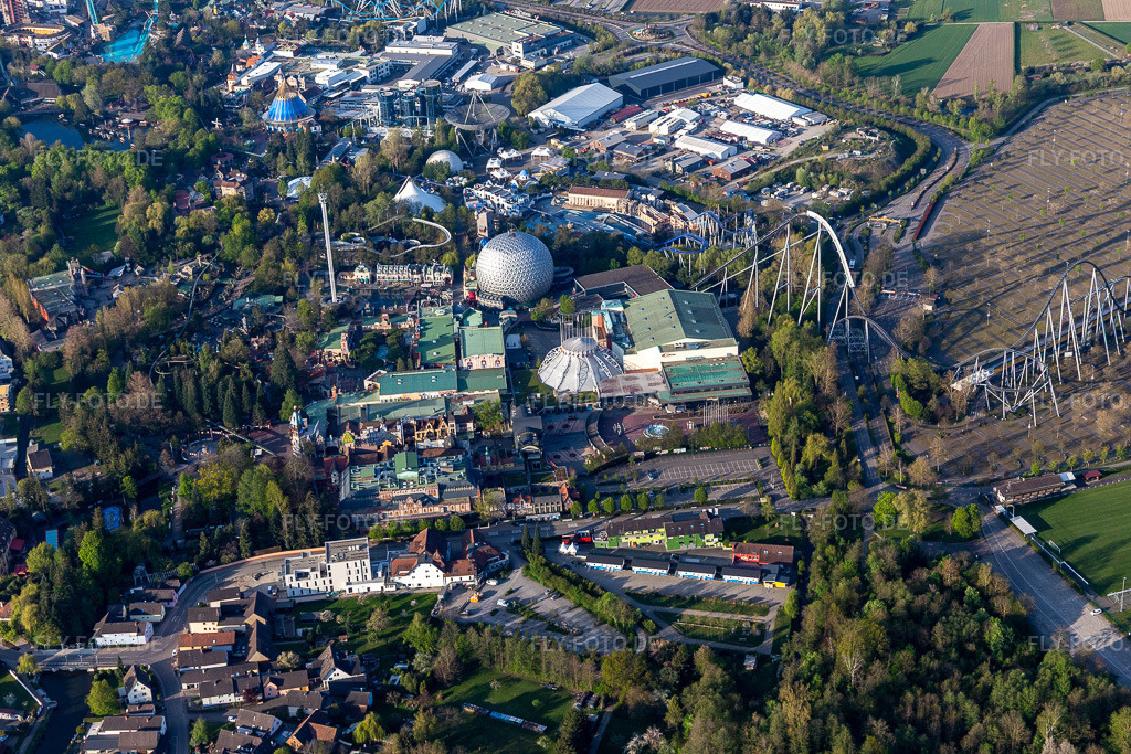 Luftbild: Wegen Corona-Lockdown geschlossener Eurosat CanCan Coaster im Freizeitpark Europa-Park. in Rust im Bundesland Baden-Württemberg in Deutschland. Foto: IMG_126613.jpg vom 25.04.2021 durch Werner Riehm/FLY-FOTO.de