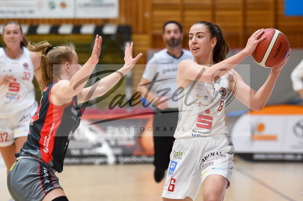 PANNOE20211010_028 | Basketball, Frauen: Anissa Pounds (Eigner Angels Noerdlingen) und Victoria Poros (GiroLive-Panthers Osnabrueck) im Zweikampf beim Spiel der Toyota DBBL zwischen GiroLive-Panthers Osnabrueck und Eigner Angels Noerdlingen im datos – home of the panthers am 10.10.2021 in Osnabrueck, Deutschland. - Realisiert mit Pictrs.com