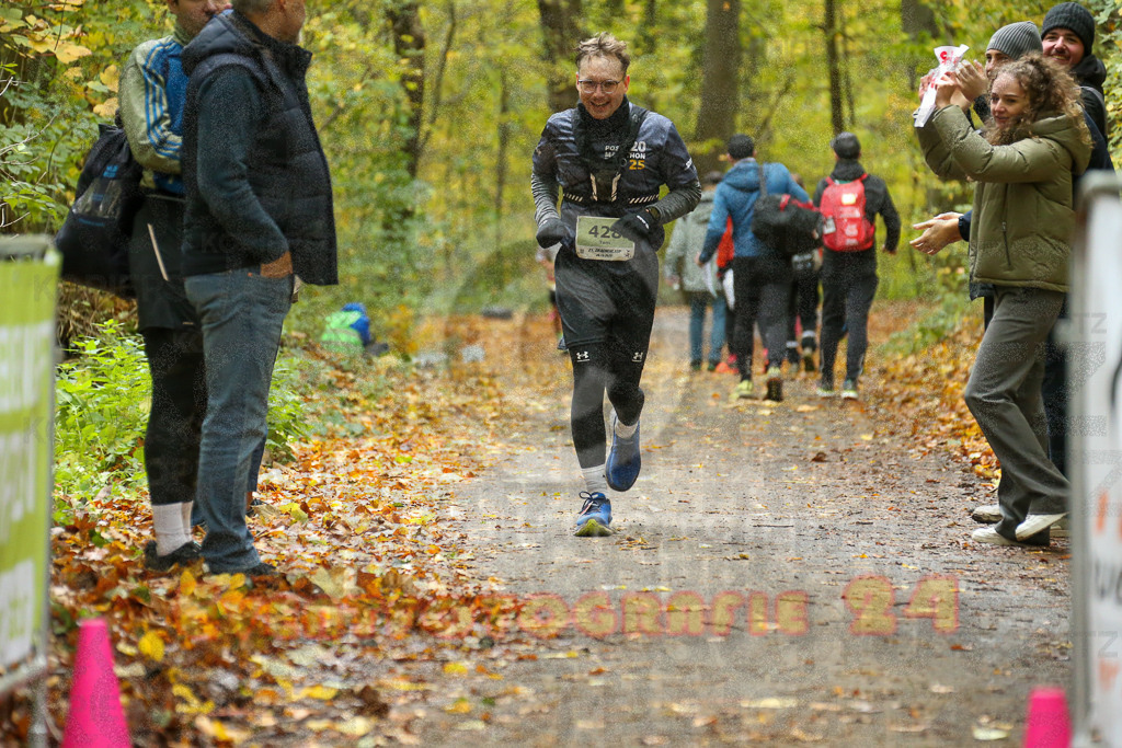 251026_1340_EX1_3843 | Sportfotografie im Rhein-Sieg Kreis, Köln, Bonn, NRW, Rheinland Pfalz, Hessen, etc. Unser Tätigkeitsfeld umfasst den Laufsport vom Volkslauf über den Marathon, Duathlon, Triathon bis zum Ultralauf wie Kölnpfad Ultra oder Schindertrail.