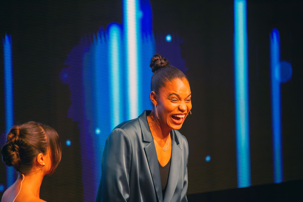 Rosengarten Mannheim: Award-Night 2024 / Sport Award Rhein-Neckar. Bild: Yemisi Ogunleye, Olympiasiegerin im Kugelstoßen in Paris 2024 | Rosengarten Mannheim: Award-Night 2024 / Sport Award Rhein-Neckar. Bild: Yemisi Ogunleye, Olympiasiegerin im Kugelstoßen in Paris 2024 - Realisiert mit Pictrs.com