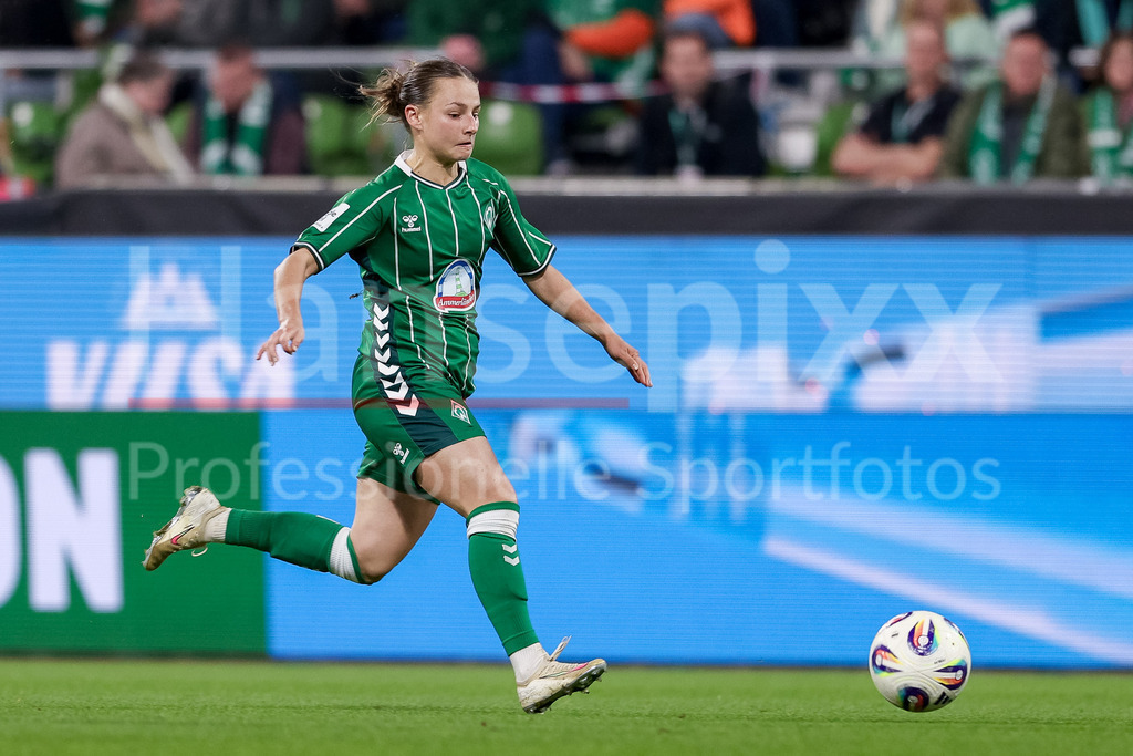 Fussball, Google Pixel Frauen-Bundesliga, SV Werder Bremen - Hamburger SV | Chiara D Angelo (SV Werder Bremen, 2) am Ball, Freisteller, Einzelbild, Ganzkörper, Aktion, Action, Spielszene, DIE DFB-RICHTLINIEN UNTERSAGEN JEGLICHE NUTZUNG VON FOTOS ALS SEQUENZBILDER UND/ODER VIDEOÄHNLICHE FOTOSTRECKEN. DFB REGULATIONS PROHIBIT ANY USE OF PHOTOGRAPHS AS IMAGE SEQUENCES AND/OR QUASI-VIDEO.