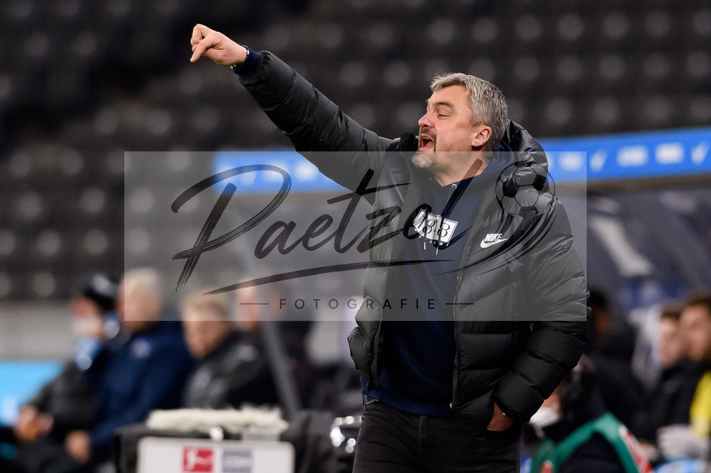 HERFUE20220204_004 | Fussball, Herren: Trainer Thomas Reis (VfL Bochum) gestikuliert, Gestik bei dem Spiel der 1. Bundesliga zwischen Hertha BSC und VfL Bochum im Olypiastadion am 04.02.2022 in Berlin, Deutschland.DFB / DFL REGULATIONS PROHIBIT ANY USE OF PHOTOGRAPHS AS IMAGE SEQUENCES AND/OR QUASI-VIDEO. - Realisiert mit Pictrs.com