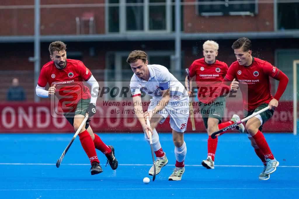 HK_20241102_108374 | 1. Bundesliga Herren Crefelder HTC - TSV Mannheim am 2.11.2024 CHTC Krefeld, Krefeld , Jansen Phillip ( Crefelder HTC #12 ) , Marius Haber ( TSV Mannheim #25 ) , Julius Hayner ( Crefelder HTC #6 )