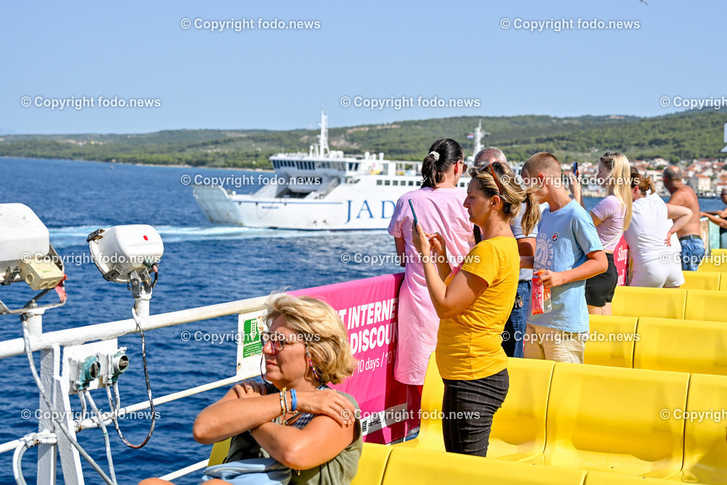 Kroatien_ Brac_ Insel in Dalmatien_ Milna_ 29.07.2025-10 | 29.07.2025, Kroatien, HRV, Brac, Insel in Dalmatien, Supetar, im Bild Themenbild, Trajekti, Jadrolinija, Faehre, Schiff, Meer, Adria, Touristen, Tourismus, Transport, Feature, Symbolbild