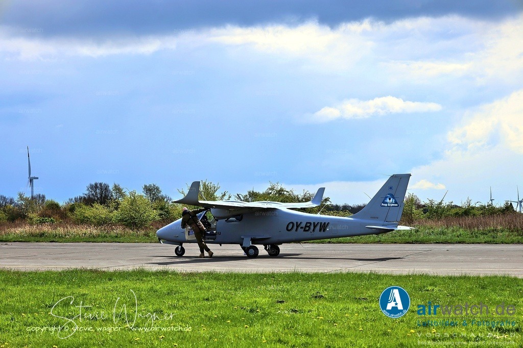 Prop Express Scandinavia ist ein dänisches Luftfahrtunternehmen - hier in Husum-Schwesing - EDXJ | Prop Express Scandinavia ist ein dänisches Luftfahrtunternehmen, das seit 2008 spezialisierte Luftaufnahmen und aerophotogrammetrische Dienste anbietet.  Das Unternehmen, gegründet von Erik Rutger Eriksson, operiert von seiner Zentrale in Herning sowie einer Basis in Malmö und ist auf den ad-hoc-Verleih von Flugzeugen inklusive Crew (Wet-Leasing) für verschiedene Missionsprofile spezialisiert.