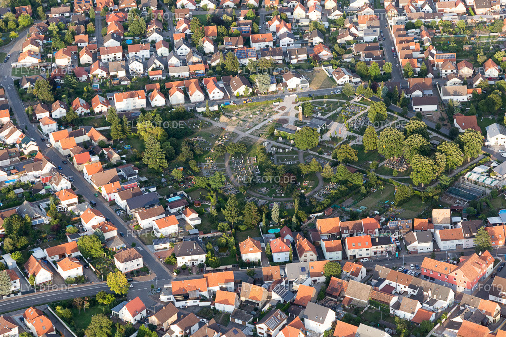 Friedhof | Luftbild: Friedhof im Ortsteil Sankt Leon in St. Leon-Rot im Bundesland Baden-Württemberg in Deutschland. Foto: IMG_102507.jpg vom 24.08.2017 durch Werner Riehm/FLY-FOTO.de - Realisiert mit Pictrs.com
