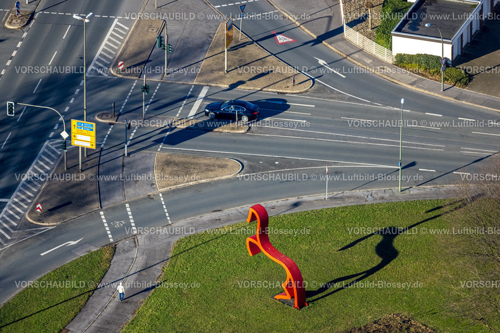 Bottrop240107448 | Luftbild, Kunstobjekt Das Rote Pferd, Sehenswürdigkeit Skulptur auf einer Wiese an der Kirchhellener Straße, Nord-Ost, Bottrop, Ruhrgebiet, Nordrhein-Westfalen, Deutschland