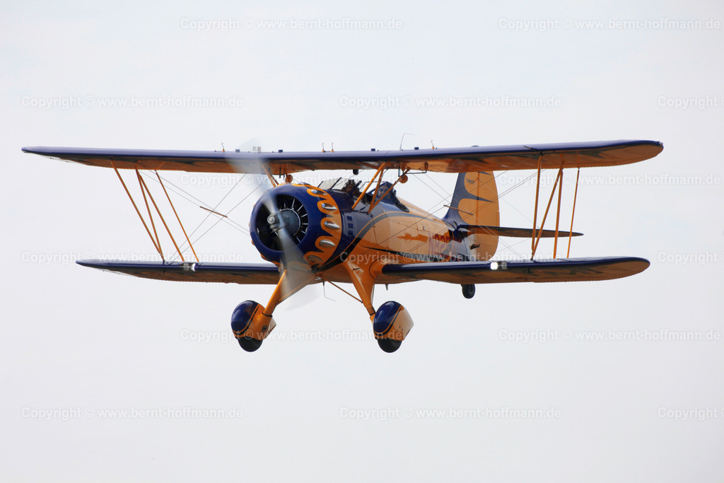 PLB_WACO-YMF5_4336_90x60 | LUFTBILD. Historischer Doppeldecker im Landeanflug. __ Flugzeug-Typ WACO-YMF-5. __ Seitenverhältnis 3 zu 2. - Realisiert mit Pictrs.com