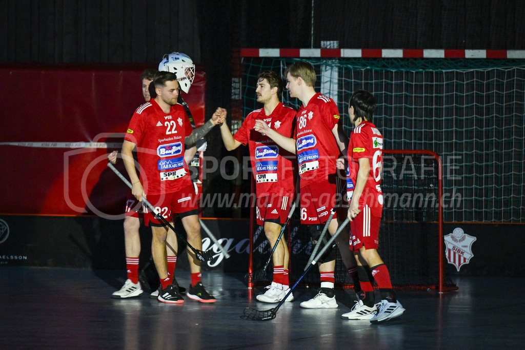 Strängnäs IBK vs FBC Kalmarsund Ungdom - 6. =January= 2024 | Strängnäs IBK vs FBC Kalmarsund Ungdom
Thomas Arena, Strängnäs
Startin six with Kalle Karlsson K (#17 Strängnäs IBK), Adam Nilsson (#22 Strängnäs IBK), Oskar-Viking Tjärnberg (#99 Strängnäs IBK), Tim Aeschimann (#81 Strängnäs IBK), Tim Lindgren (#86 Strängnäs IBK) und Rasmus Jansson (#65 Strängnäs IBK).
Bild: Sportfotografie Markus Aeschimann | www.markus-aeschimann.ch - Realisiert mit Pictrs.com