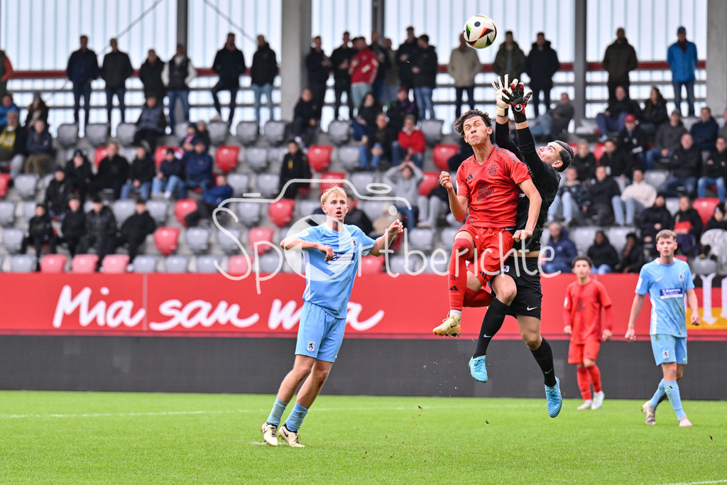 FC Bayern München U19 - TSV 1860 München U19 | Im Luftduell Jason ECKL (FC Bayern U19 #17) und Miran QULA (TSV 1860 München U19 #1) / zweikampf / U19 DFB Nachwuchsliga: FC Bayern Muenchen U19 - TSV 1860 Muenchen U19, FC Bayern Campus am 02.11.2024