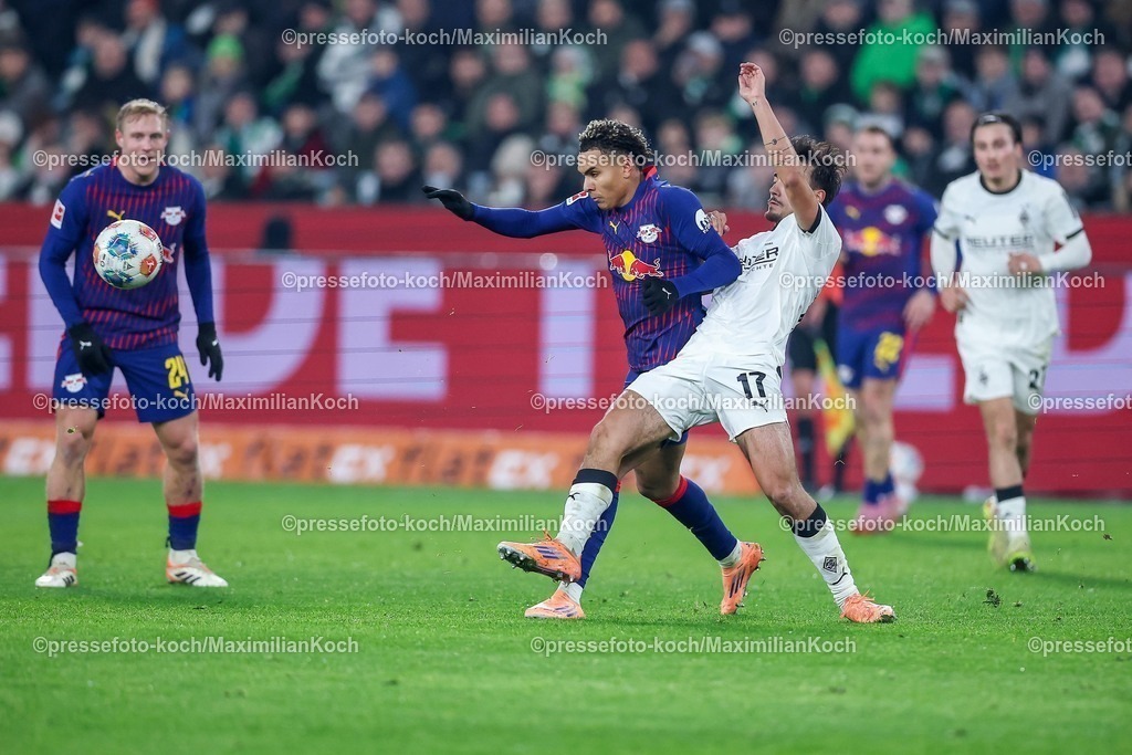 BMG28112501070 | 28.11.2025, Fußball, Borussia Mönchengladbach - RB Leipzig, 1. Fußball Bundesliga, 12.Spieltag, Borussia-Park, Saison 2025 2026: Antonio Nusa&nbsp;(RB Leipzig #07) im Zweikampf gegen  Jens Castrop&nbsp;(Borussia Mönchengladbach #17) DFB regulations prohibit any use of photographs as image sequences and or quasi-video.