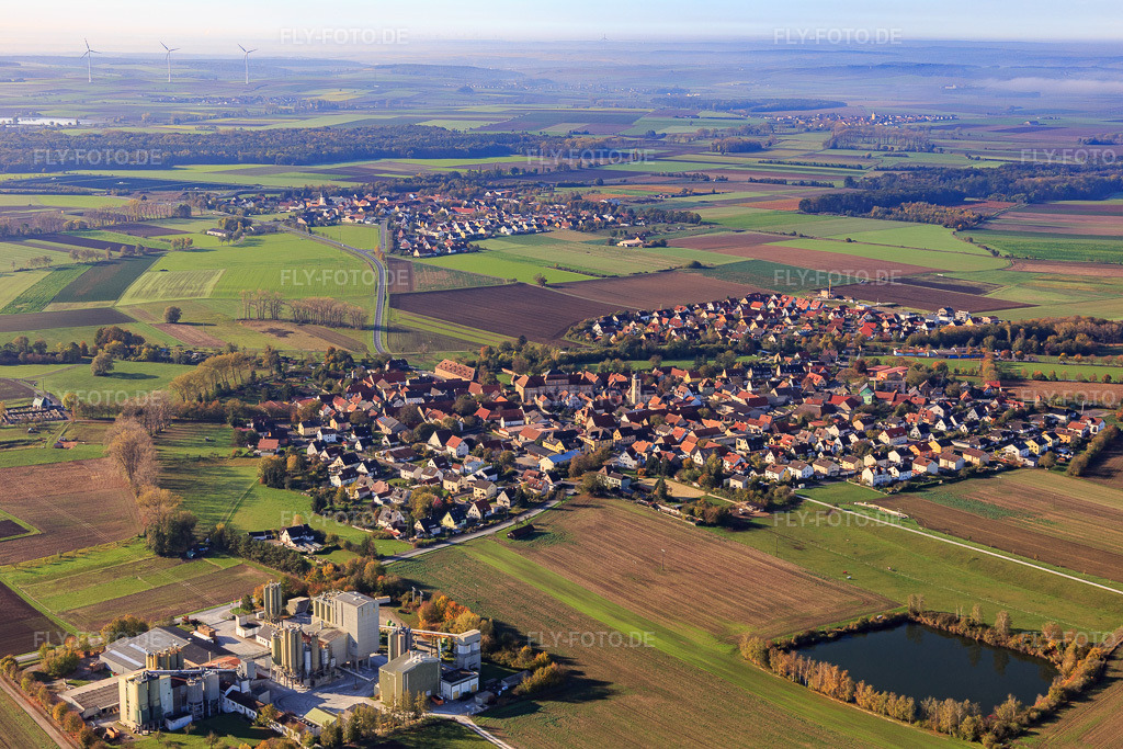 Luftbild: Dorfansicht von Nordosten mit CASEA GmbH in Sulzheim im Bundesland Bayern in Deutschland. – Foto: IMG_119533.jpg vom 26.10.2019 durch Werner Riehm/FLY-FOTO.de – Auflösung des Originals: 5472 x 3648 px – Qualität in Gips // CASEA
