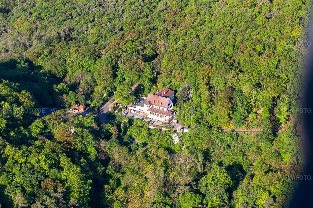 Luftbild: Hambacher Schloss im Ortsteil Diedesfeld in Neustadt im Bundesland Rheinland-Pfalz in Deutschland. Foto: IMG_131290.jpg vom 07.05.2022 durch Werner Riehm/FLY-FOTO.deStiftung Hambacher SchlossStiftung Hambacher Schloss | Das Hambacher Schloss ist eine lebendige Stätte deutscher und europäischer Demokratiegeschichte