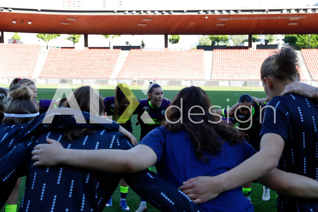 GC Zürich vs FC Zürich - AXA Women’s Super League Playoffs - Stadion Letzigrund | Teamfoto of FC Zürich during the AXA Women’s Super League Playoffs quarter-final second leg between GC Zürich and FC Zürich at Stadion Letzigrund, Zurich, Switzerland. - Realisiert mit Pictrs.com