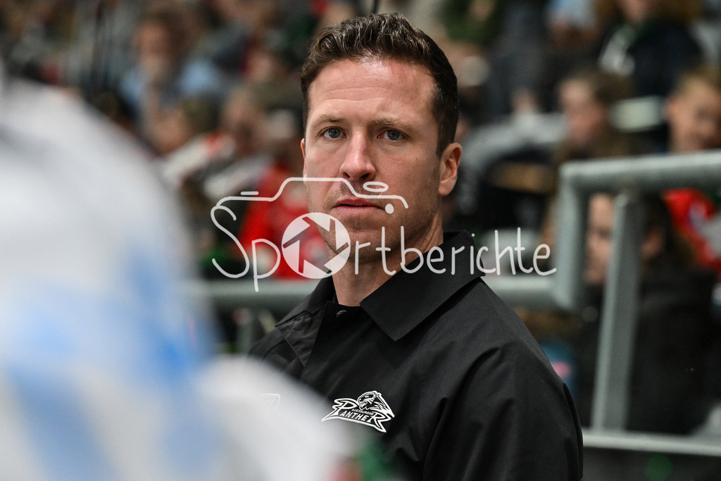 Augsburger Panther - Moser Medical Graz99ers | im Bild T. J. TREVELYAN (Augsburger Panther #24) auf der Bank der Panther / Testspiel: Augsburger Panther - Moser Medical Graz99ers; Curt Frenzel Stadion am 31.08.2025 / Einzelfoto / Freisteller