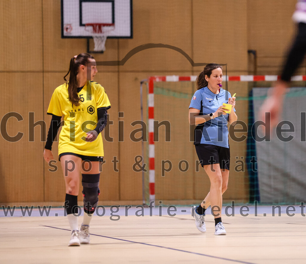 2025-01-11_071_SpVgg_Altenerding_gegen_HF_Scheyern | Erding, Deutschland, 11.01.2025:Handball, Bezirksoberliga Frauen Altbayern 2024 / 2024, 10. Spieltag, SpVgg Altenerding gegen HF Scheyern, Endergebnis: 20:23Schiedsrichterin Stephanie Geil-WoppererFoto: Christian Riedel / fotografie-riedel.net