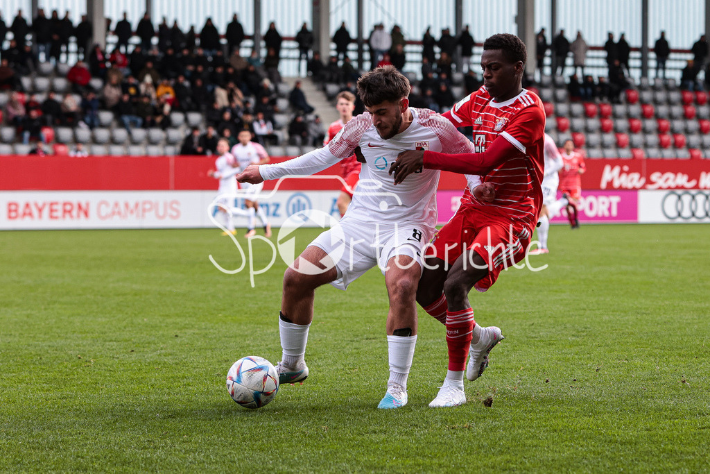 FC Bayern Muenchen U19 - FC Augsburg U19 | Romeo IVELJ (FCA #8) im Duell mit Noel ASEKO NKILI (FCB #8)