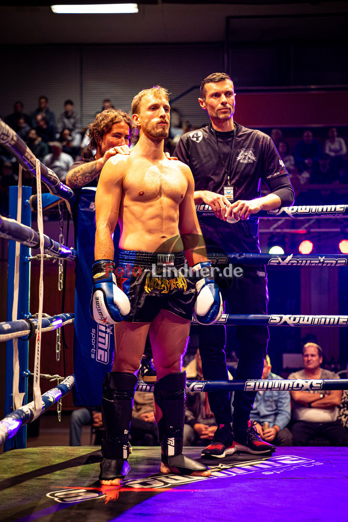 Gauthie Konrad (Ho-Jen Lindau) blau gegen Marcell Bentele (Scs Mun) rot | MFA Fight Night Herrn K1 -75kg Kampf 6, Gauthie Konrad (Ho-Jen Lindau) blau gegen Marcell Bentele (Scs Mun) rot, 20251108,,2025-11-08 in Penzberg (Wellenberghalle Penzberg), Copyright: WolfgangxLindner www.foto-lindner.de