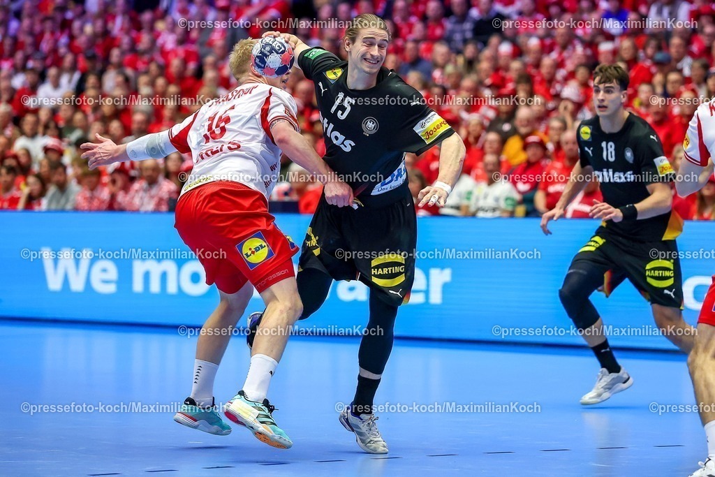 EHF26012603039 | 26.01.2026, Handball, Men's EHF EURO 2026, Deutschland - Dänemark, Jyske Bank Boxen in Herning, Dänemark, Main Round:  Juri Knorr (Germany #15) im Zweikampf gegen   Magnus Saugstrup Jensen (Denmark #15)