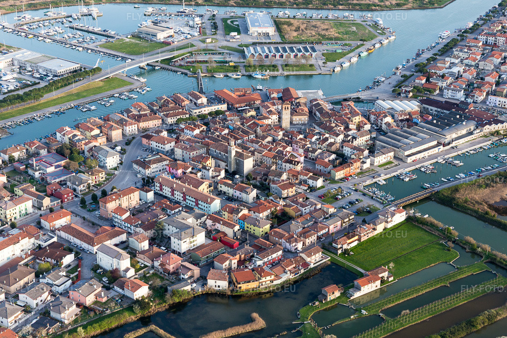 Vue aérienne: Vue de la ville à Marano dans le département Frioul-Vénétie Julienne, Italie. Photo: IMG_105830.jpg prise le 08/04/2018 par Werner Riehm/FLY-FOTO.eu – Résolution de l'original: 5472 x 3648 px