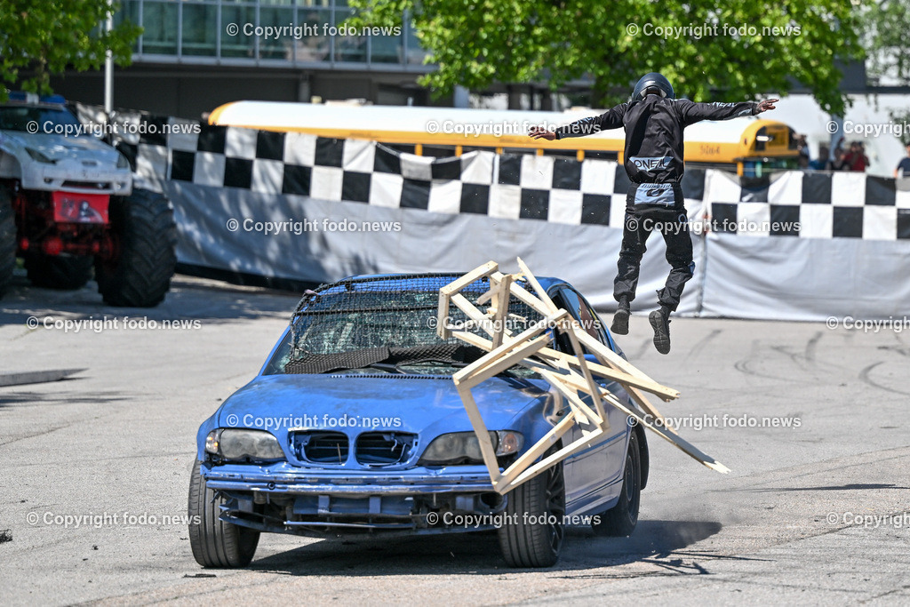 Linz_ Autostunt_ Monstertruck_ Show_ 20.05.2024-17 | 20.05.2024, Linz, AUT, Stuntshow, im Bild Linz, Autostunt, Monstertruck, Show, Schrottauto, Stuntman, Motor, Artistik, Ueberschlag, Feuershow, Zuschauer