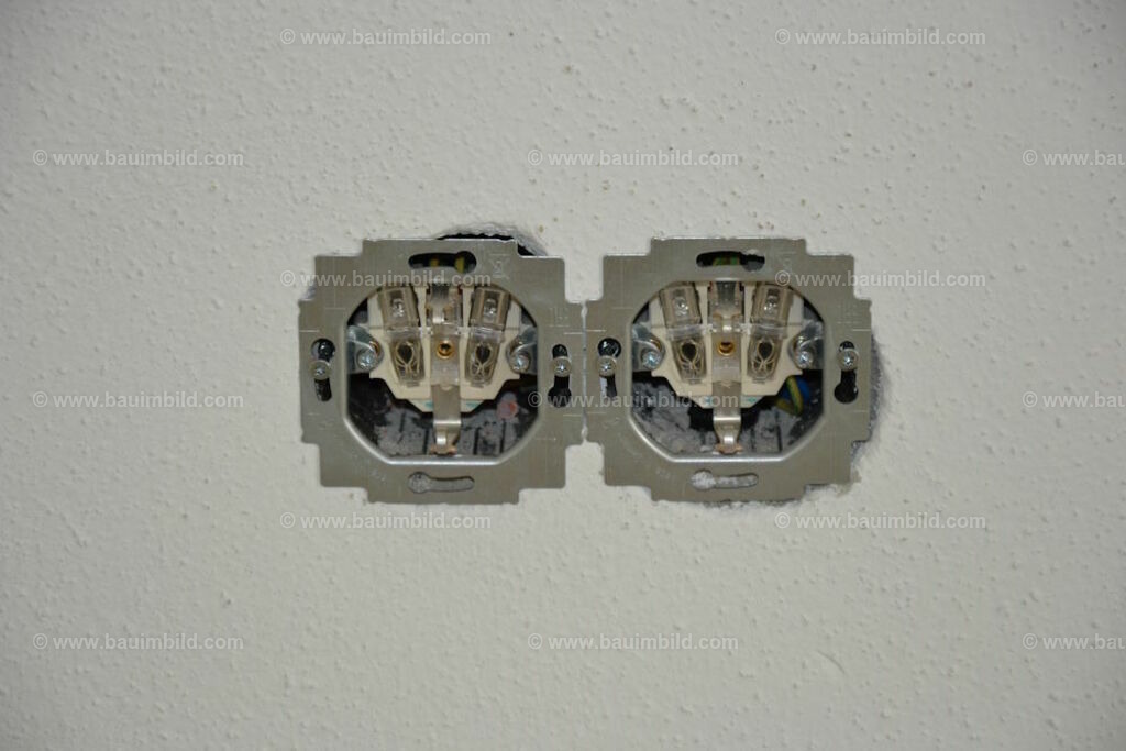 bib-lg17-elektroinstallation-0259 | Nach LV-Leistungsgruppen sortierte Detailfotos über den Bau eines Hauses. Alle Hausbau-Bilder direkt vom Urheber und Autor der Website Haus-Selber-Bauen.com